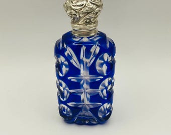 Antyczna wiktoriańska butelka na perfumy z niebieskiego szkła ciętego z około 1890 roku