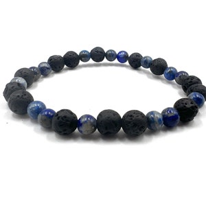 Peut inclure: Un bracelet composé de perles de lave noire et de lapis-lazuli bleu.