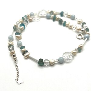 Perlen und Kristall-Halskette mit Silberverschluss Die Schönheit und die Vorteile von Perlen, Aquamarin und Apatit-Schmuck. Perfektes Geschenk für einzigartige Frau