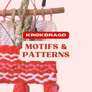 Puede incluir: Un tapiz tejido de color rosa y blanco con una barra de madera en la parte superior. El tapiz tiene un patrón de rayas rojas y blancas con un pompón rosa y blanco en la parte inferior. El texto "KROKBRAGD MOTIFS & PATTERNS" está en el tapiz.