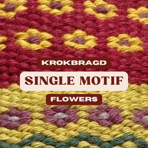 Puede incluir: Primer plano de un tapiz tejido con un solo motivo floral. El tapiz está hecho con hilo rojo, amarillo, verde y morado. El texto "KROKBRAGD SINGLE MOTIF FLOWERS" está impreso en el tapiz.