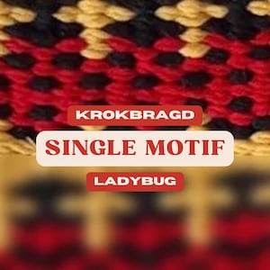 Puede incluir: Primer plano de un patrón tejido rojo, negro y amarillo con el texto "KROKBRAGD SINGLE MOTIF LADYBUG".