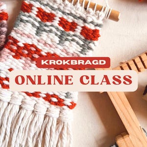 Puede incluir: Primer plano de un tapiz tejido con hilo rojo, rosa y gris. El tapiz tiene flecos en la parte inferior y está sujeto a una varilla de madera. El texto "KROKBRAGD ONLINE CLASS" es visible en la imagen.
