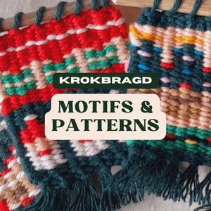 Puede incluir: Dos pequeños tapices de pared con un patrón tejido en verde, rojo, blanco y marrón. Los tapices tienen flecos en la parte inferior y están montados en listones de madera. El texto "KROKBRAGD MOTIFS & PATTERNS" está escrito en letras blancas sobre un fondo rosa.