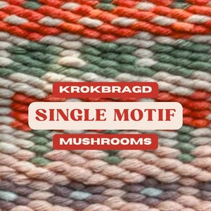 Puede incluir: Primer plano de un tapiz tejido con un patrón repetitivo de hilo rojo, blanco y verde. El tapiz tiene el texto "KROKBRAGD SINGLE MOTIF MUSHROOMS" impreso en él.