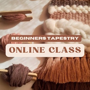 Puede incluir: Primer plano de un tapiz tejido en tonos beige, marrón y blanco. El tapiz tiene un diseño texturizado y una franja en la parte inferior. Las palabras "BEGINNERS TAPESTRY ONLINE CLASS" se muestran en una pancarta.