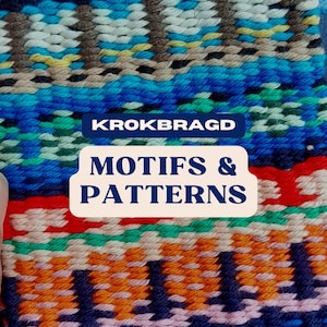 Puede incluir: Primer plano de un tapiz tejido con un patrón geométrico colorido. El tapiz está etiquetado como "KROKBRAGD MOTIFS & PATTERNS".