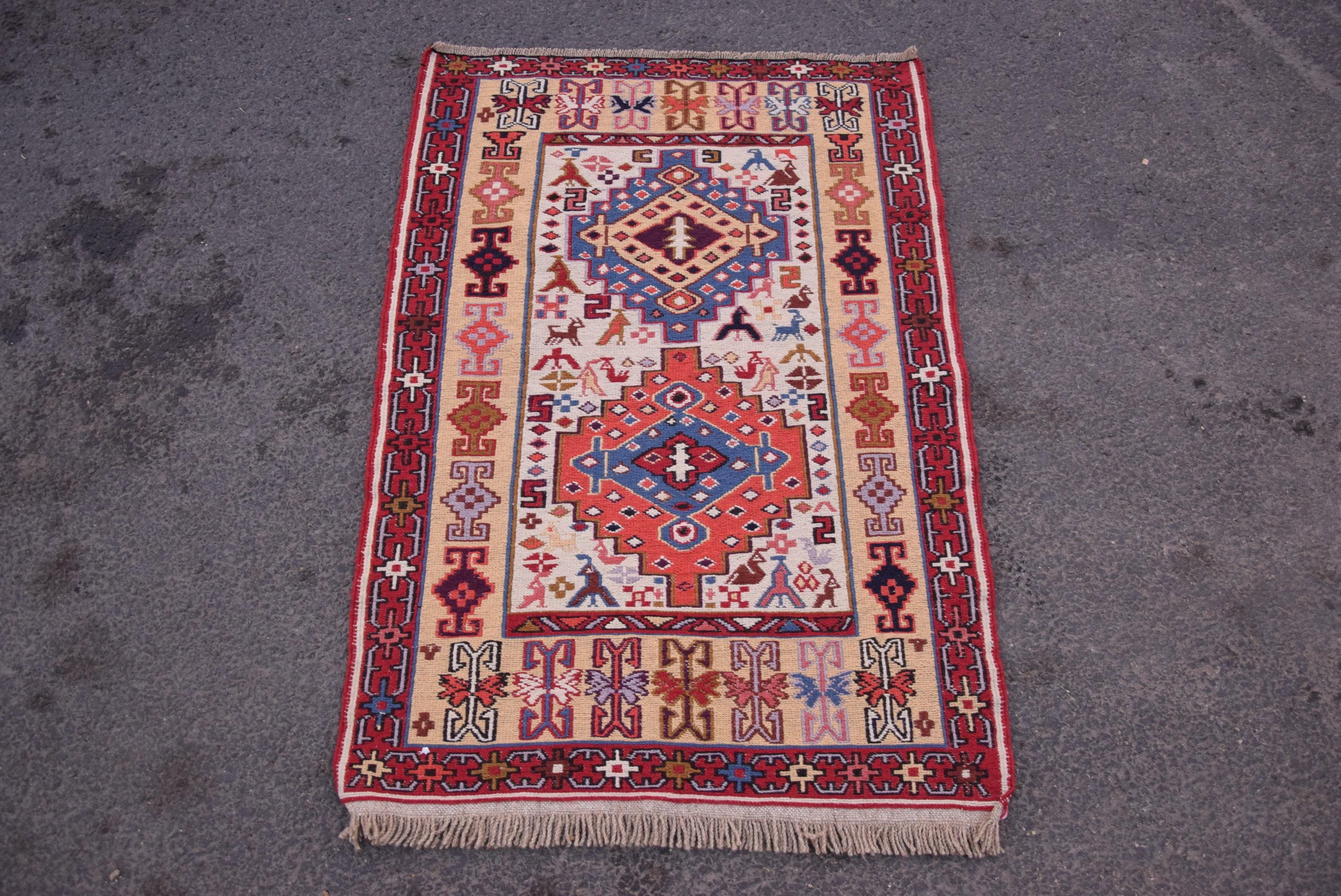 Vintage Turkse deurmat, 2 x 3 ft, rode en blauwe geometrische patronen, handgeweven tapijt, authentiek decor
