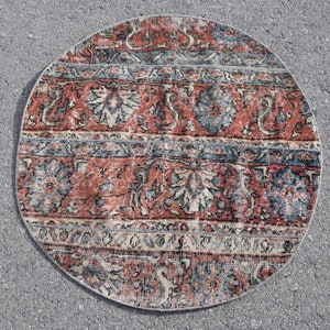 Könnte beinhalten: Ein Set aus drei Keramikbechern mit gesprenkelter, matter Oberfläche. Die Becher sind in den Farbtönen Creme, Hellgrau und Dunkelgrau gehalten. Jeder Becher hat ein schlichtes, minimalistisches Design und einen abgerundeten Henkel.