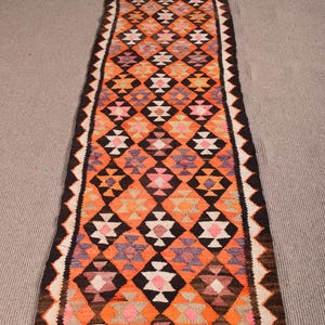 ヴィンテージキリムラグ 75 x 260 cm (2.5 x 8.5 フィート)、オレンジのパッチワークトルコ絨毯