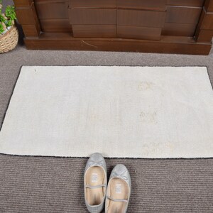 Alfombra turca vintage, pequeña, de 50 x 97 cm (1,6 x 3,2 pies), de lana con lunares blancos.