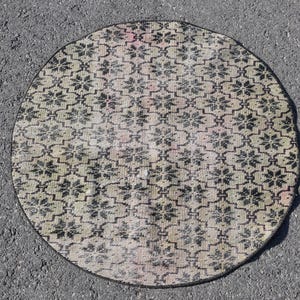 Alfombra turca vintage pequeña de 3 x 3 pies, alfombra de lana negra con estampado animal.