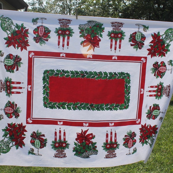Vintage 1950s Christmas Tablecloth, 64 x 51, Poinsettias, Ornements, Bougies, Holly, Rouge et Vert, Excellent Near Mint Condition