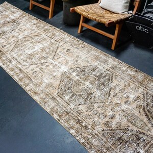 3’2 x 12’10 Classic Vintage Runner Muted Brown, Cappuccino + Green