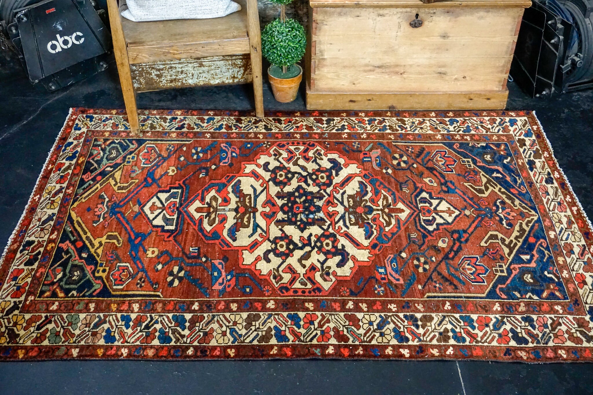 44 X 57 Vintage Carpet Red Blue and Cream 70s - Etsy 豊富な通販サイト ヴィンテージ ミニ ラグ vintagerug Antiquerug 57×44 ラグ