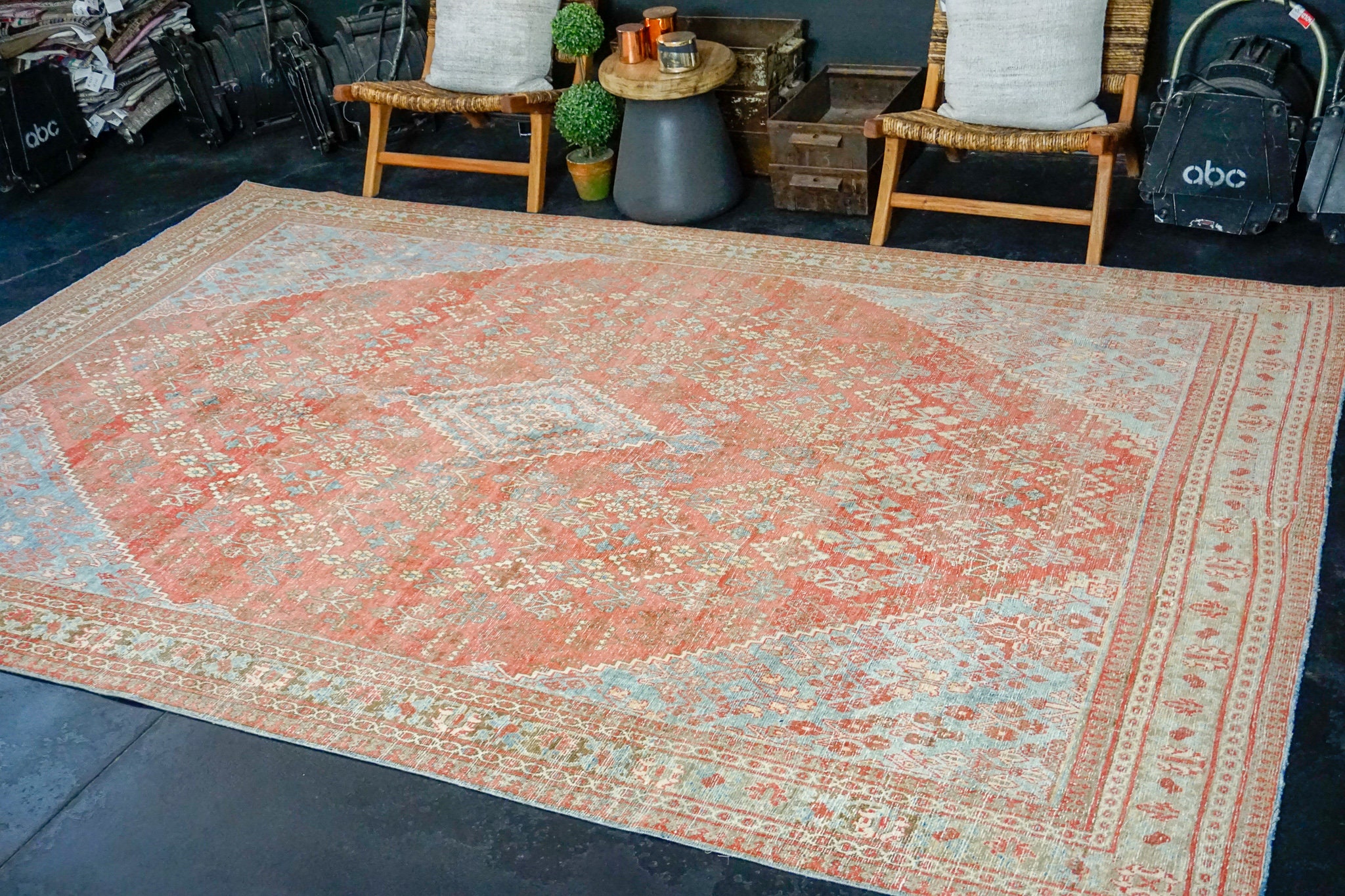 希少 MICHIGAN RUG CO 魚 総柄 S/M 7'9 X 11'8 Vintage Rug Muted Salmon Red, Ecru and Blue