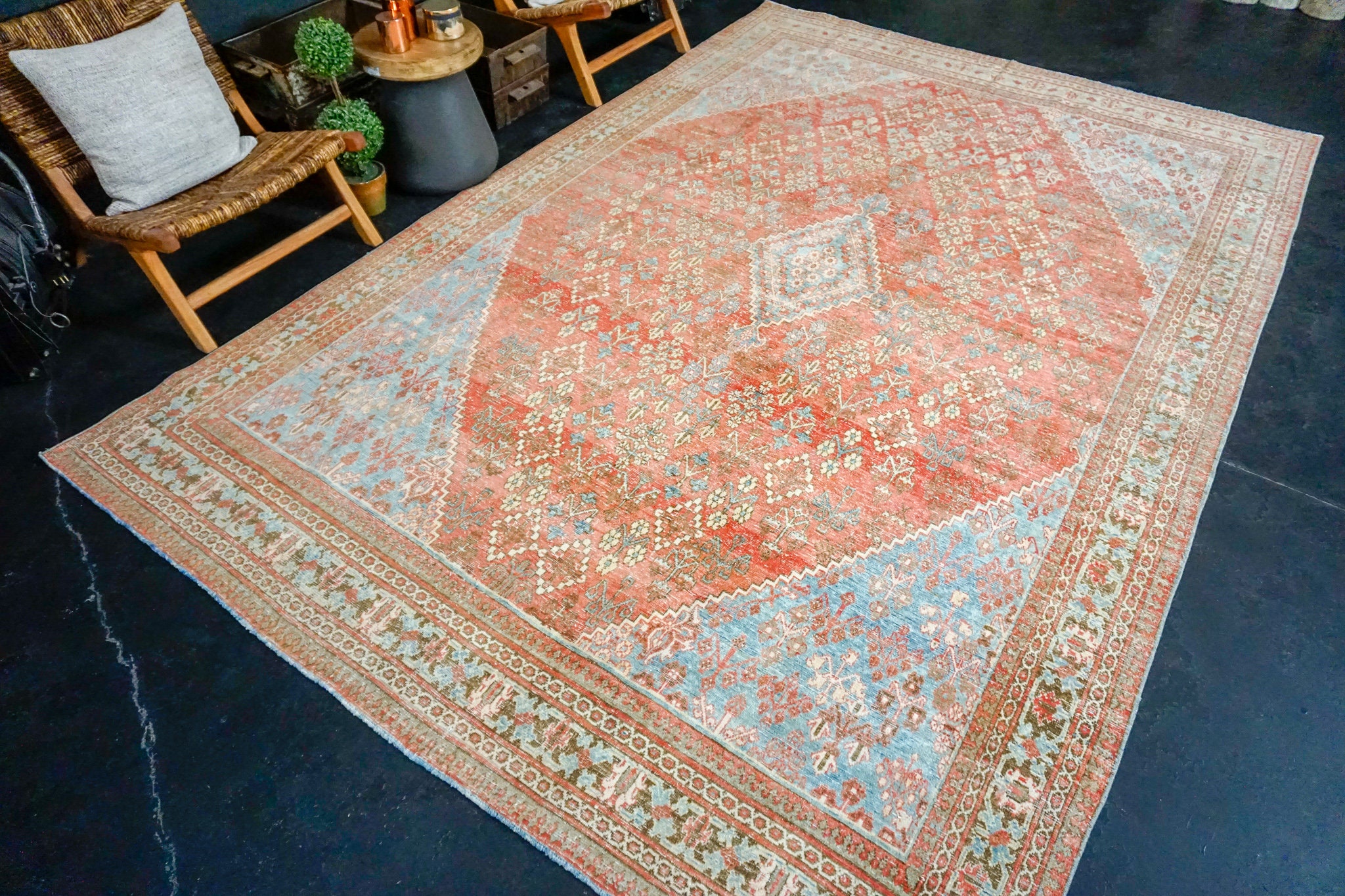 vintage rug 絨毯 7'9 X 11'8 Vintage Rug Muted Salmon Red, Ecru and Blue
