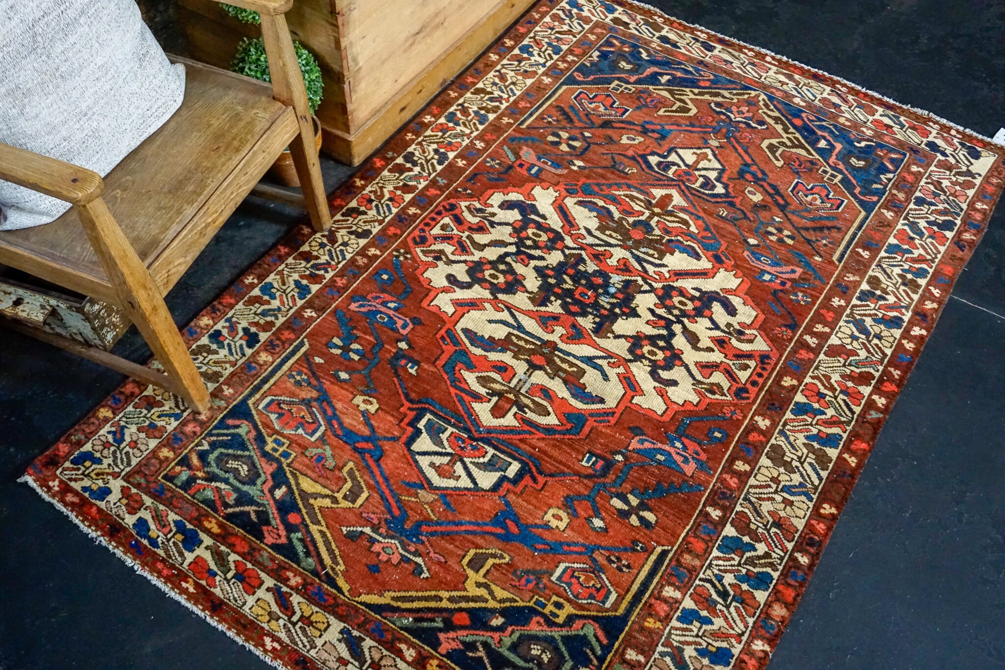 44 X 57 Vintage Carpet Red Blue and Cream 70s - Etsy 豊富な通販サイト ヴィンテージ ミニ ラグ vintagerug Antiquerug 57×44 ラグ