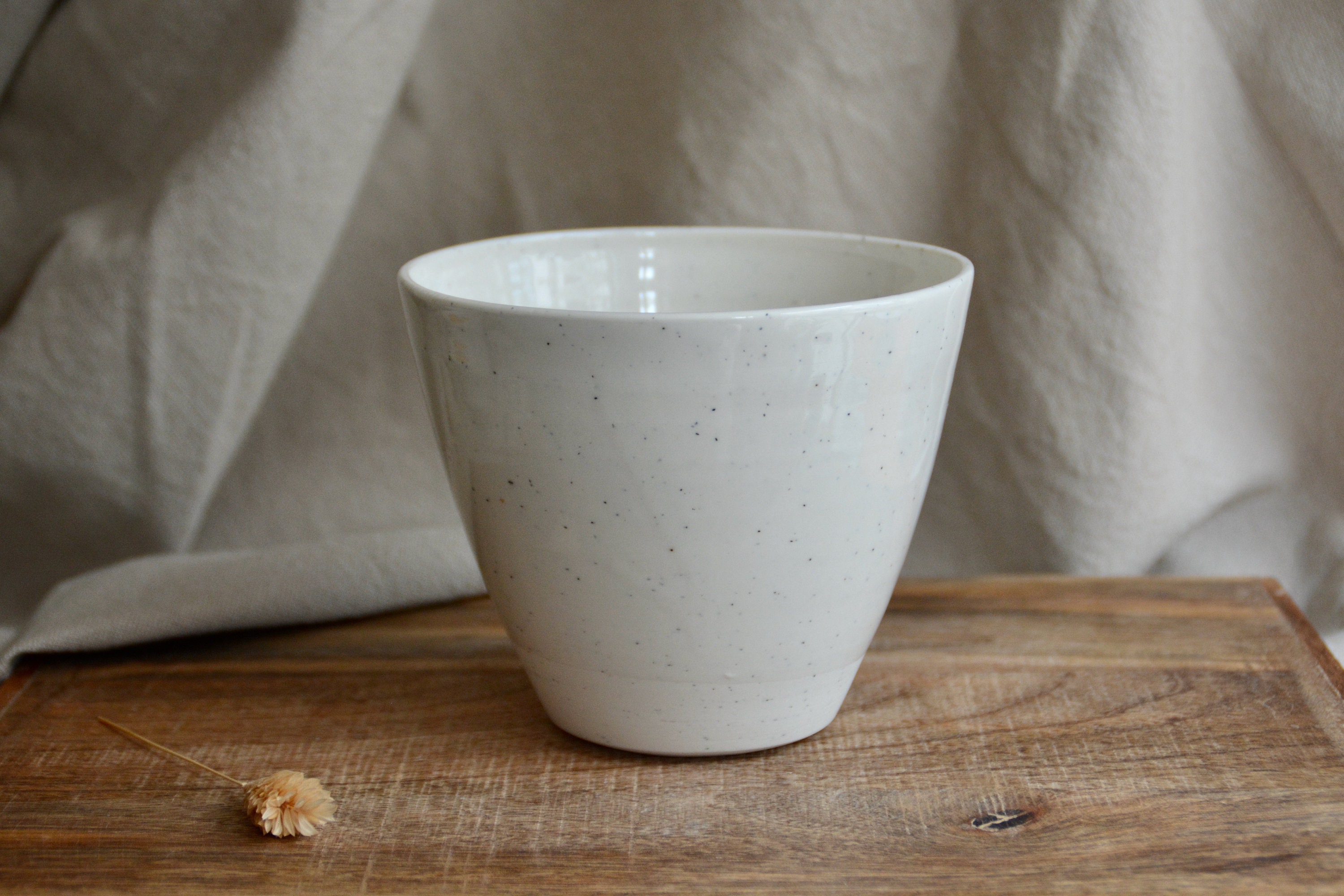 Gobelet Conique Haut en Porcelaine Gourmande, Texturée de Grains Mica Noir, Émail Brillant, Style Co