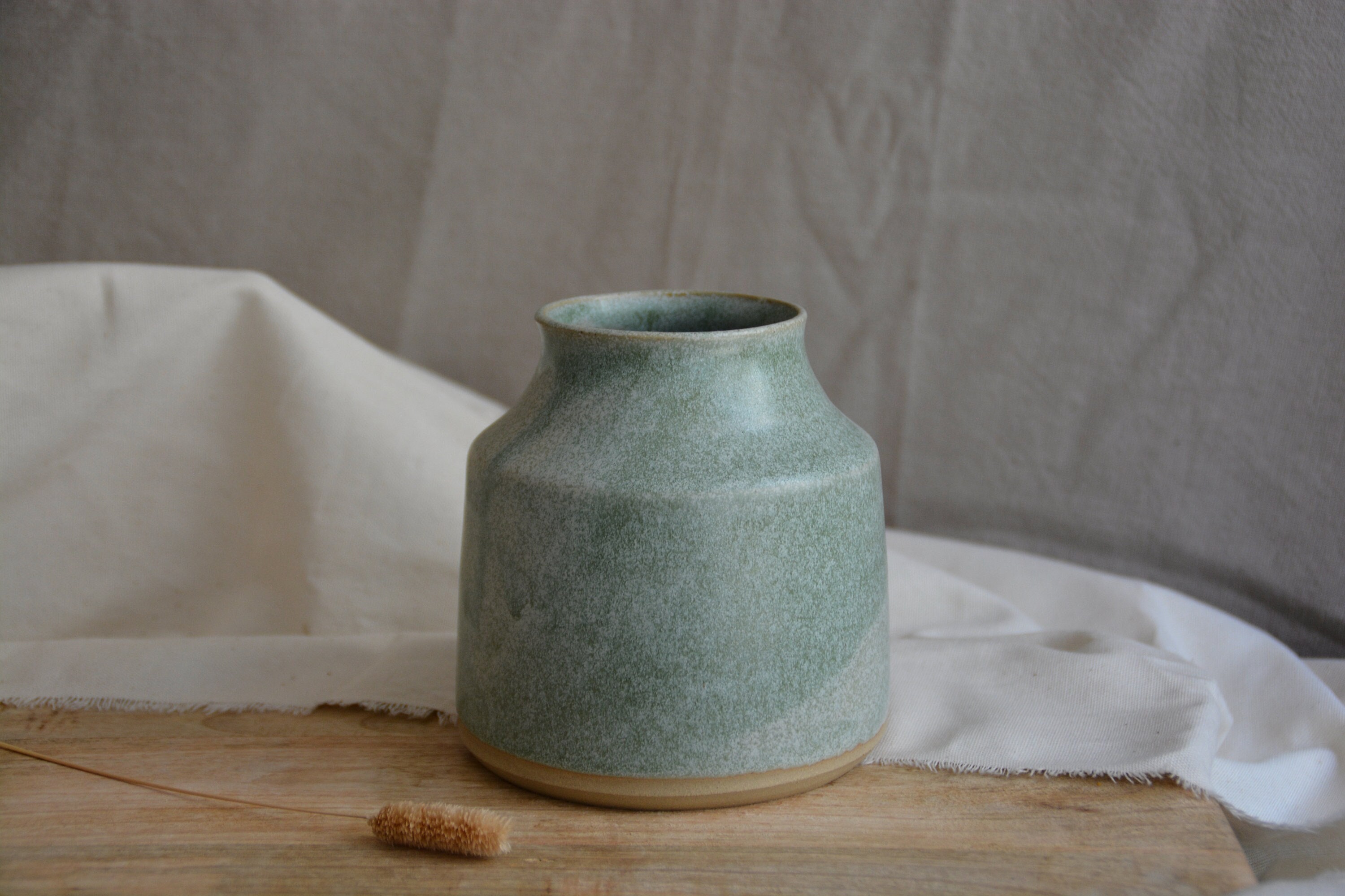 Petit Vase en Grès Beige Émaillé Vert Amande Mat, Pièce Unique, Style Contemporain