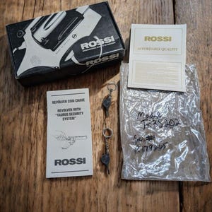 ROSSI R35202 Revolver de 2 po. en carton noir avec 2 clés du système de sécurité Taurus
