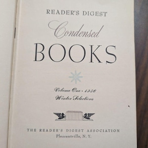 Könnte beinhalten: Offenes Buch mit dem Titel "Reader's Digest Condensed Books". Das Cover ist cremefarben mit schwarzem und grauem Text. Der Text enthält "Volume One 1956 Winter Selections". Die Reader's Digest Association ist unten aufgeführt.