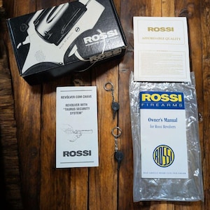 Revolver ROSSI R35202 Boîte en carton noire avec manuel et 2 clés du système de sécurité Taurus