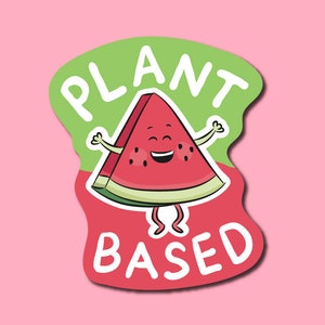 K&ouml;nnte beinhalten: Ein gr&uuml;ner und roter Aufkleber mit einer l&auml;chelnden Cartoon-Wassermelone, die die Arme hochh&auml;lt. Der Text "PLANT BASED" ist um die Wassermelone herum geschrieben.