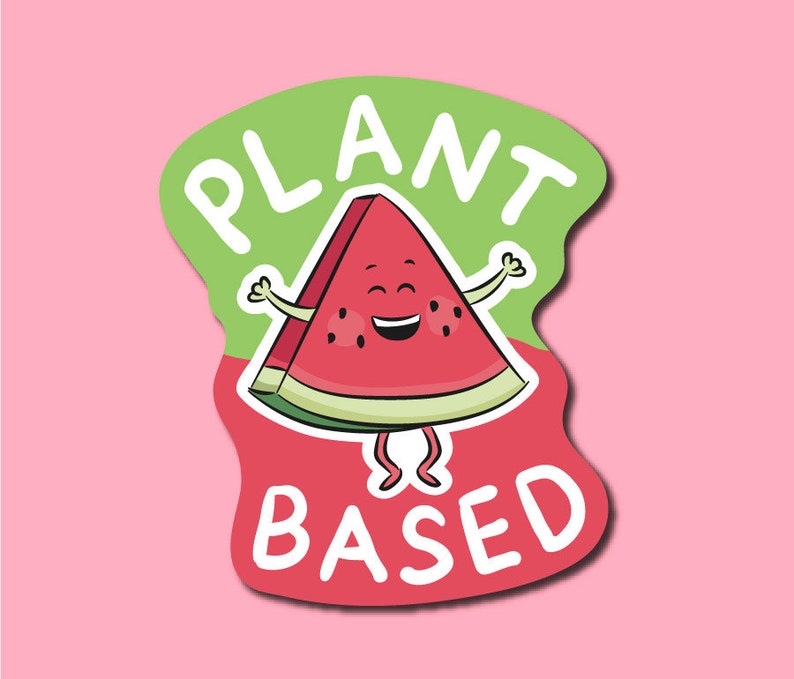 K&ouml;nnte beinhalten: Ein gr&uuml;ner und roter Aufkleber mit einer l&auml;chelnden Cartoon-Wassermelone, die die Arme hochh&auml;lt. Der Text "PLANT BASED" ist um die Wassermelone herum geschrieben.