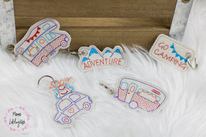 Camping-Schlüsselanhänger Aus Acryl – 12 Stück, 4 Cm, Mit Outdoor-Motiven | Für Party, Deko & Belohnungen