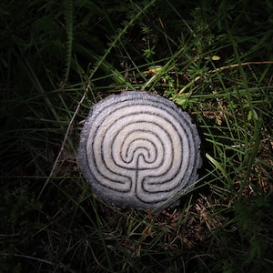 Handmade Labyrinth Totem – Painted Wooden Labyrinth Disc – Cretan Maze Symbol – Mindfulness Tool – Nature Meditation Altar – Pagan Forest