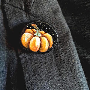 Hand-Painted Pumpkin Brooch – Autumn Fall Pin – Halloween Jewelry – Wood Lapel Pin – Rustic Orange Pumpkin Gift – Spooky Season Accessory