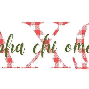 Può includere: Le parole "Alpha Chi Omega" sono visualizzate in un carattere decorativo. Le lettere sono riempite con un motivo a quadretti rosso e bianco. Le parole "alpha chi omega" sono scritte in un carattere verde.