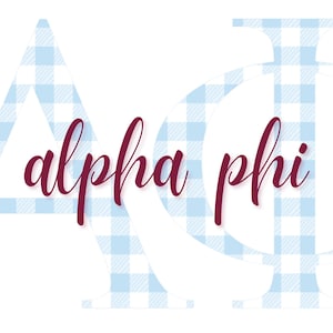 Puede incluir: Fondo blanco con las letras griegas Alpha y Phi, y las palabras "alpha phi" en fuente cursiva. Las letras Alpha y Phi están rellenas con un patrón de cuadros vichy azul claro y blanco.