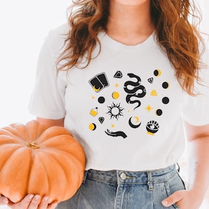 Camiseta de cuello redondo con estampado esotérico - Cristales y magia - Camiseta de bruja - Vibras de bruja - Camiseta de Halloween - Manifestación - Terrible - Esoterismo