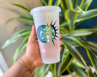 Vaso térmico Venti Starbucks personalizado de 24 oz con diseño de luna, sol y estrellas // Vaso reutilizable, diseño celestial, vaso con temática de brujas, manifestación