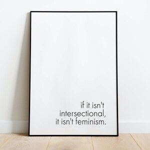Puede incluir: Póster enmarcado en negro con el texto "if it isn't intersectional, it isn't feminism."