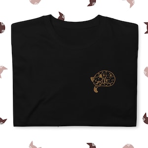 T-shirt brodé Cosmo le chat//T-shirt chat mystique, cadeau pour les amoureux des chats, lune de chat, chaton cosmique, vêtements de sorcière, streetwear vintage