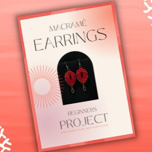 Pode incluir: Um padr&atilde;o imprim&iacute;vel para brincos de macram&eacute;, um projeto para iniciantes. A imagem mostra um par de brincos vermelhos em forma de folha pendurados em um cart&atilde;o de exibi&ccedil;&atilde;o preto. O texto no cart&atilde;o diz "Macrame Earrings Beginner Project".