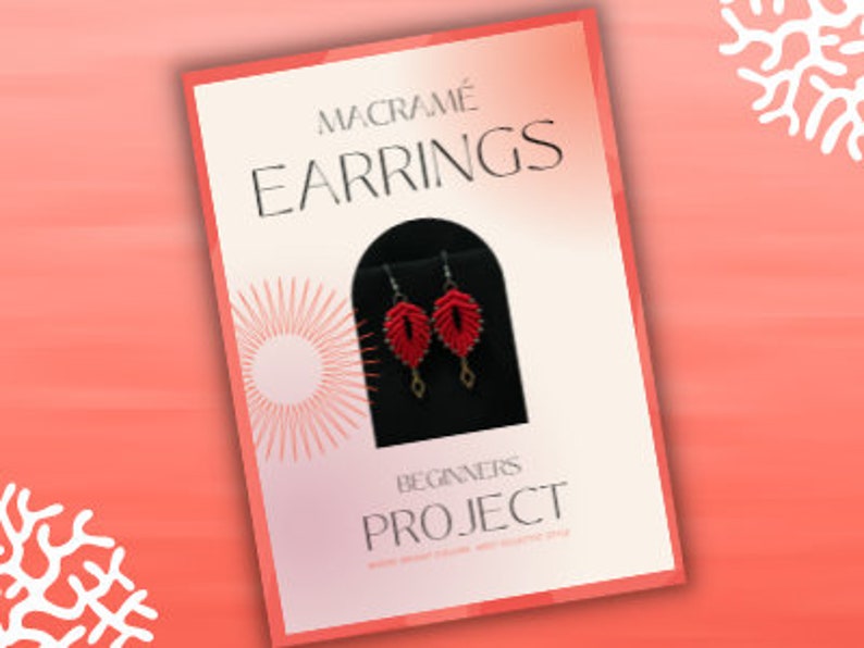 Pode incluir: Um padr&atilde;o imprim&iacute;vel para brincos de macram&eacute;, um projeto para iniciantes. A imagem mostra um par de brincos vermelhos em forma de folha pendurados em um cart&atilde;o de exibi&ccedil;&atilde;o preto. O texto no cart&atilde;o diz "Macrame Earrings Beginner Project".