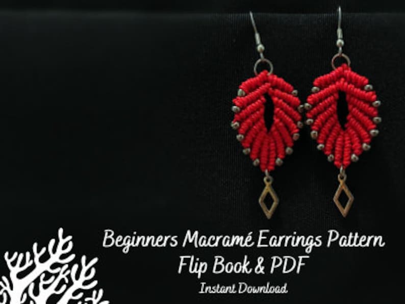 Pode incluir: Brincos de macram&eacute; vermelhos com um design de folha e contas prateadas. Os brincos t&ecirc;m um pingente em forma de diamante na parte inferior. Padr&atilde;o de brincos de macram&eacute; para iniciantes Flip Book & PDF Download instant&acirc;neo.