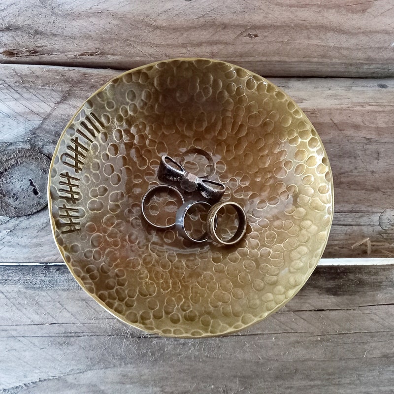 Cadeau 6ème Anniversaire De Mariage En Fer - Support à Alliance Gravé "Forged Together In Love" Pour Elle Ou Lui