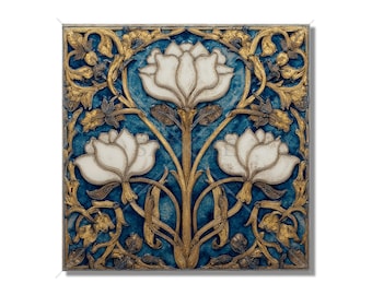Può includere: Una piastrella decorativa quadrata con tre fiori di loto bianchi centrati su uno sfondo blu intenso. Il design è incorniciato da intricati motivi a foglia e viticci color oro in rilievo che si estendono fino ai bordi della piastrella.
