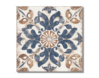Puede incluir: Un azulejo cuadrado con un patrón floral azul y marrón. El azulejo tiene un aspecto desgastado y vintage.