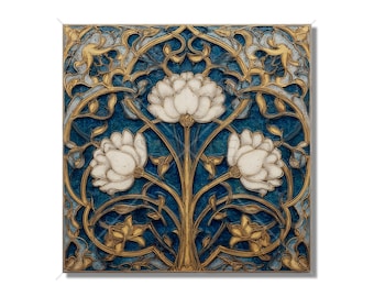 Può includere: Una piastrella decorativa quadrata con un design centrale di tre fiori bianchi simili a loto con steli e foglie dorate. Lo sfondo è blu intenso con una finitura testurizzata, incorniciato da intricati motivi in filigrana dorata.