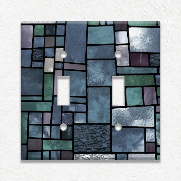 Decoración del hogar con vitrales de estilo Art Nouveau: interruptores de luz y tapas de enchufes de metal, placas de interruptores y tapas de enchufes azules, decoración de pared.