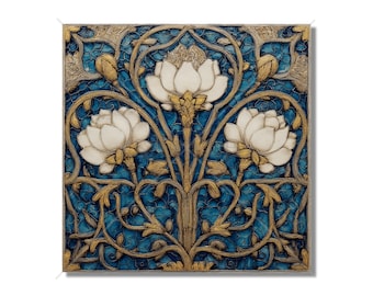 Può includere: Una piastrella decorativa quadrata con tre fiori di loto bianchi centrati su uno sfondo blu intenso. Intricati viticci e steli color oro si intrecciano attorno ai fiori, creando un motivo simmetrico con dettagli strutturati nel design.