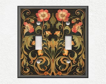 Puede incluir: Una cubierta de interruptor de luz doble con un diseño floral. El diseño presenta un fondo oscuro con intrincadas enredaderas doradas y verdes y flores rojas.