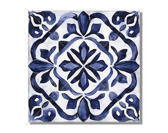 Könnte beinhalten: Eine blaue und weiße Fliese mit einem geometrischen Muster. Die Fliese hat einen weißen Hintergrund mit einem blauen Blumendesign.