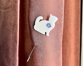 WHITE CAT PIN